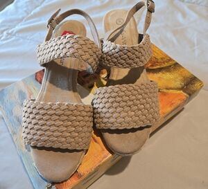 NWT/box Bella Vita Tan Sandals with Woven Texture